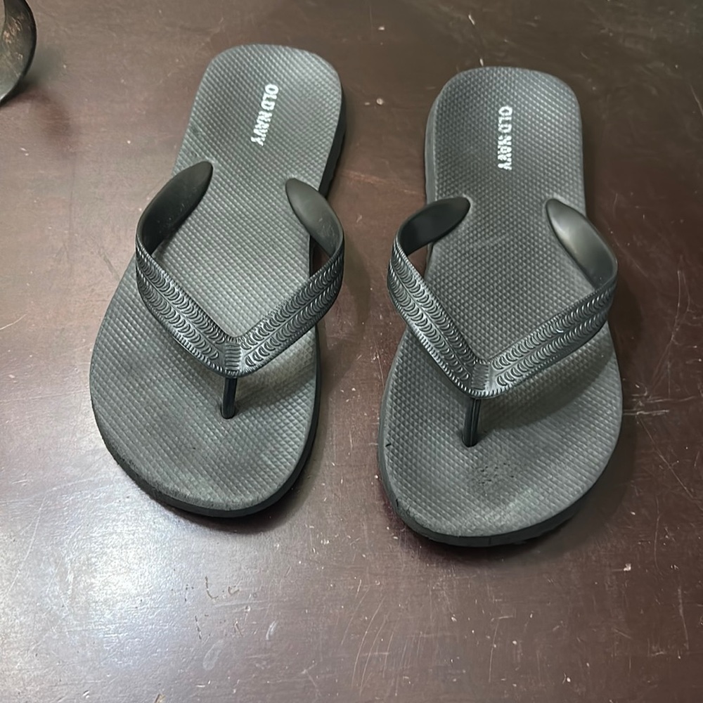 Kids Old Navy black flip flops